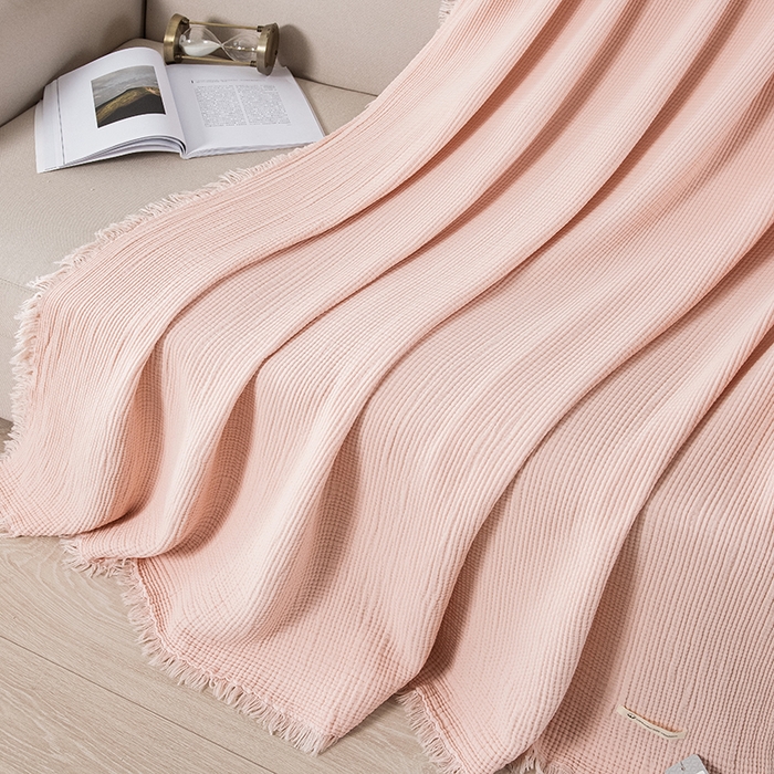 91家纺网 家纺一手货源 找家纺 皇寝世家家居 2025新款A类全棉针织四层纱苏流毯子沙发盖毯 午睡复古毛毯 静谧-杏色