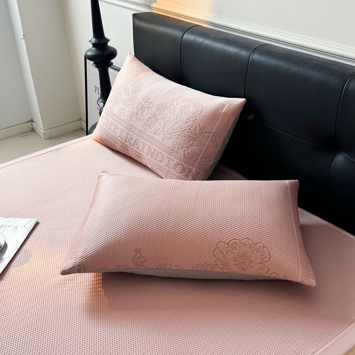 91家纺网 家纺一手货源 找家纺 怡源梦家纺2025新款冰豆豆凉席三件套-巴黎世家系列 巴黎世家 粉色