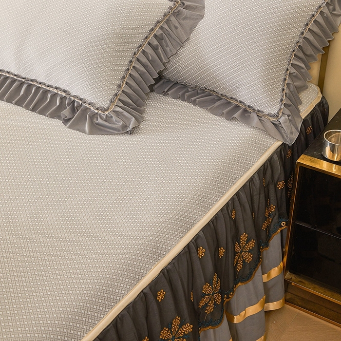 91家纺网 家纺一手货源 找家纺 情恒家纺   2025新款提花PE海洋丝可脱卸床裙席三件套 阡陌 星灰