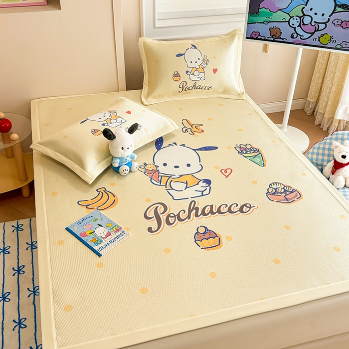 91家纺网 家纺一手货源 找家纺 蓝邻 2025春夏新款正版三丽鸥600D冰藤大版数码印花凉席-场景一 甜品帕恰狗