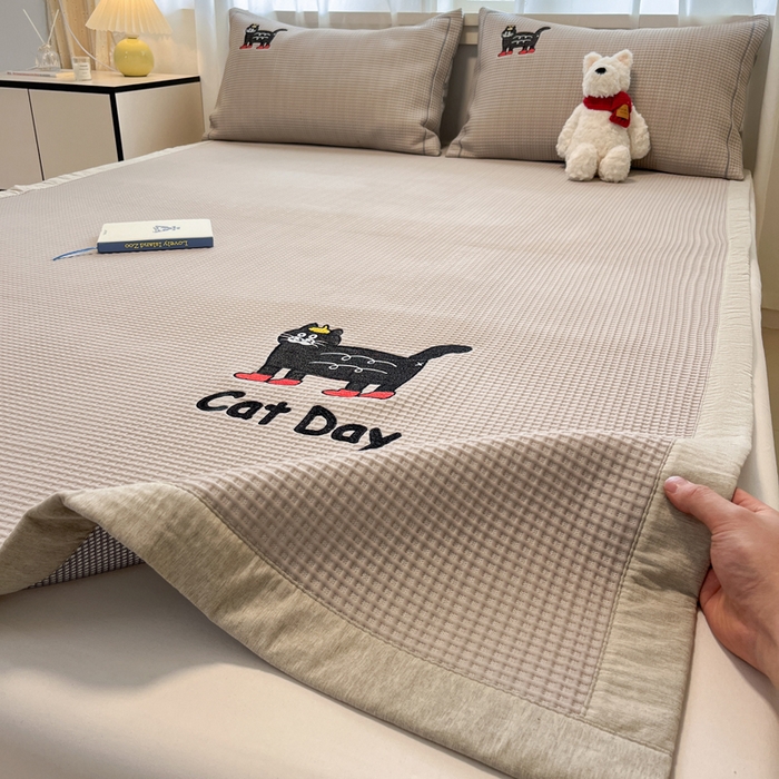 91家纺网 家纺一手货源 找家纺 雅居纺家纺 2025新款A类加厚三明治底华夫格绣花凉感席 床席款-喵喵