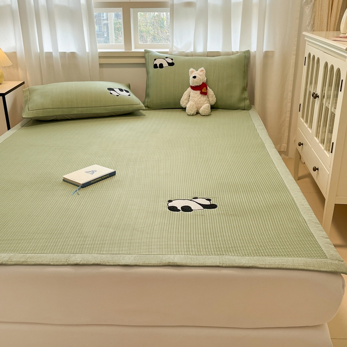 91家纺网 家纺一手货源 找家纺 雅居纺家纺 2025新款A类加厚三明治底华夫格绣花凉感席 床席款-爬爬熊猫