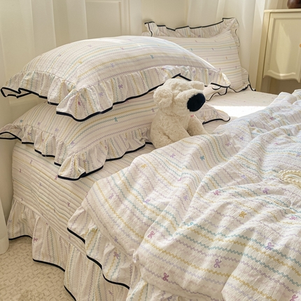 91家纺网 家纺一手货源 找家纺 2025新款云感双层纱夏被四件套-床盖款 彩条蝴蝶结