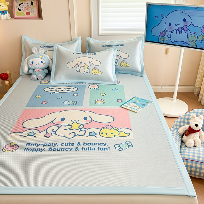 91家纺网 家纺一手货源 找家纺 蓝邻 2025春夏新款正版三丽鸥600D冰藤大版数码印花凉席-场景一 淘气大耳狗