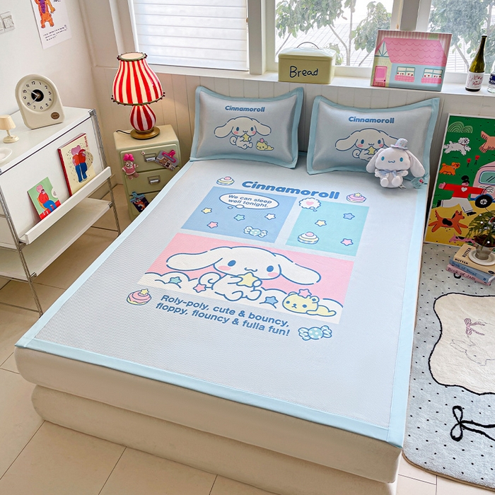 91家纺网 家纺一手货源 找家纺 蓝邻 2025春夏新款正版三丽鸥600D冰藤大版数码印花凉席-场景二 淘气大耳狗