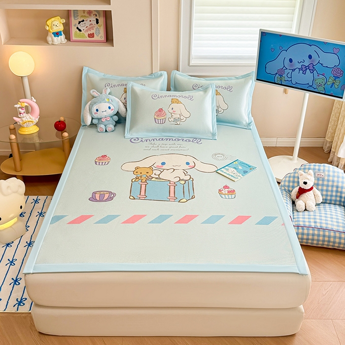 91家纺网 家纺一手货源 找家纺 蓝邻 2025春夏新款正版三丽鸥600D冰藤大版数码印花凉席-场景一 害羞玉桂狗