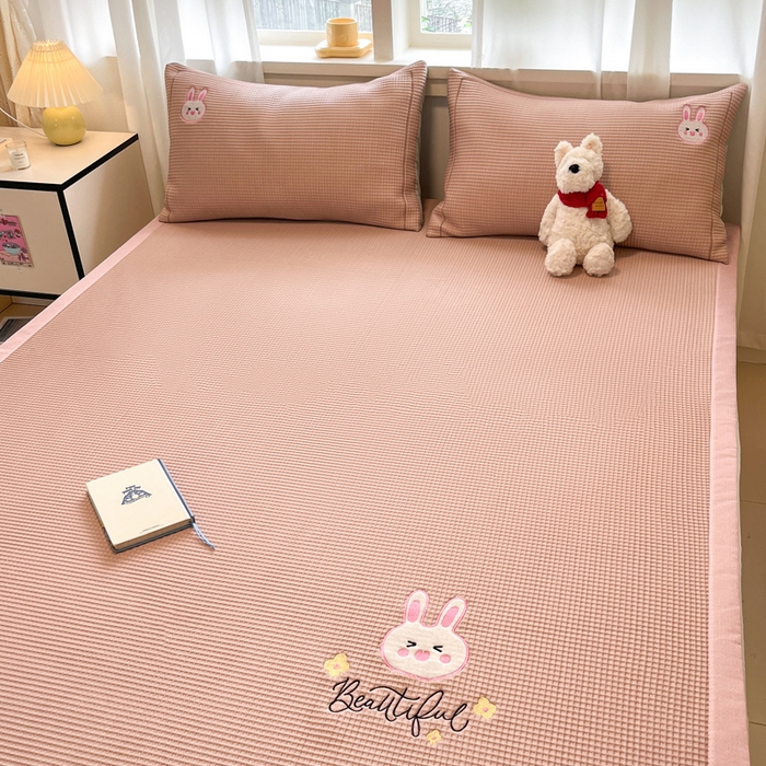 91家纺网 家纺一手货源 找家纺 雅居纺家纺 2025新款A类加厚三明治底华夫格绣花凉感席 床席款-幸福兔