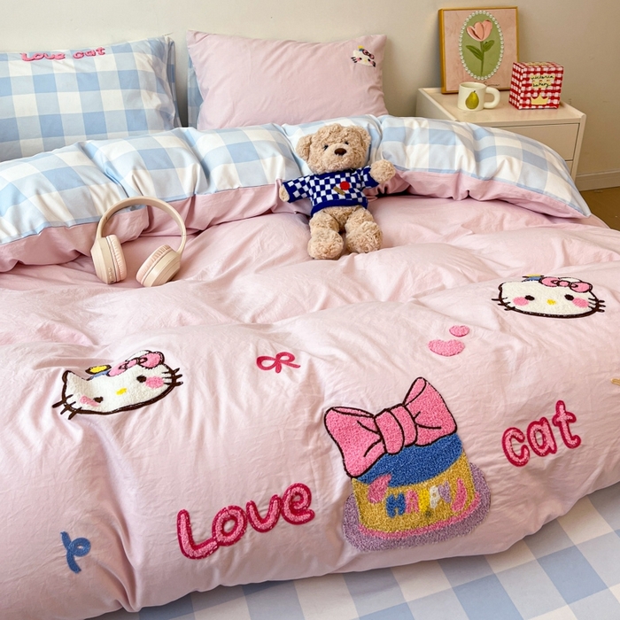 91家纺网 家纺一手货源 找家纺 雨帆  2025新款卡通水洗棉毛巾绣四件套 粉+蓝大格