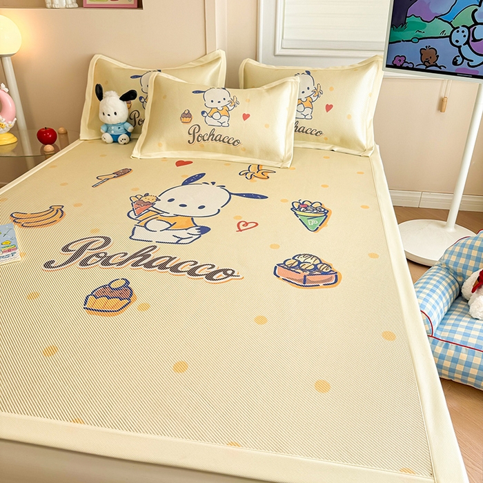 91家纺网 家纺一手货源 找家纺 蓝邻 2025春夏新款正版三丽鸥600D冰藤大版数码印花凉席-场景一 甜品帕恰狗