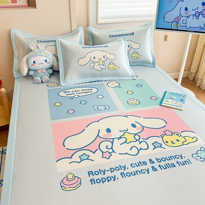 91家纺网 家纺一手货源 找家纺 蓝邻 2025春夏新款正版三丽鸥600D冰藤大版数码印花凉席-场景一 淘气大耳狗