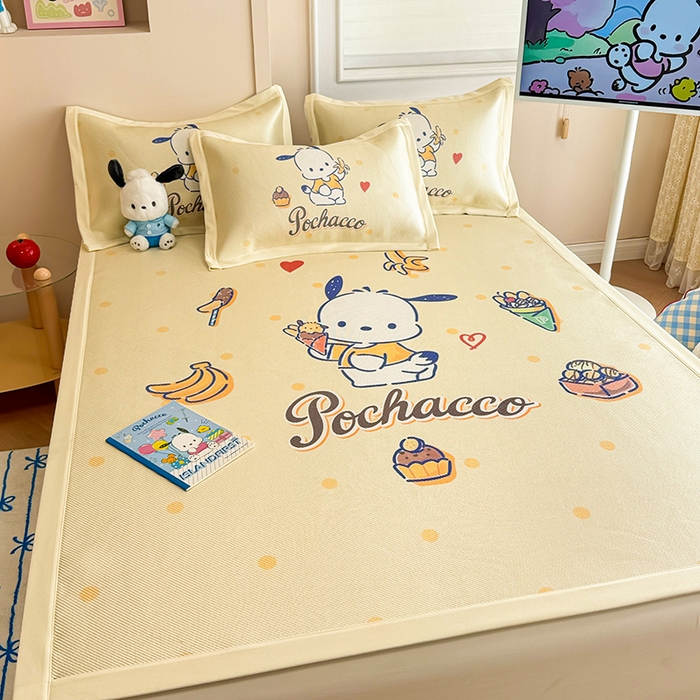 91家纺网 家纺一手货源 找家纺 蓝邻 2025春夏新款正版三丽鸥600D冰藤大版数码印花凉席-场景一 甜品帕恰狗