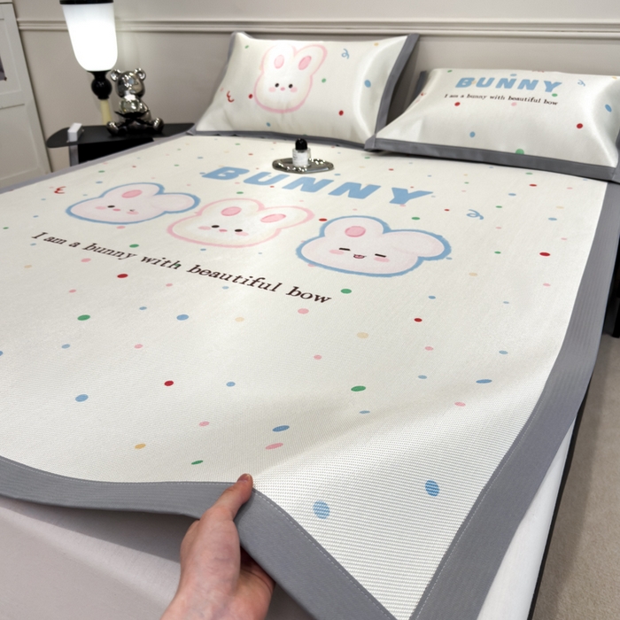 91家纺网 家纺一手货源 找家纺 倾慕  2025新款数码大版时尚卡通风冰藤席 BUNNY兔