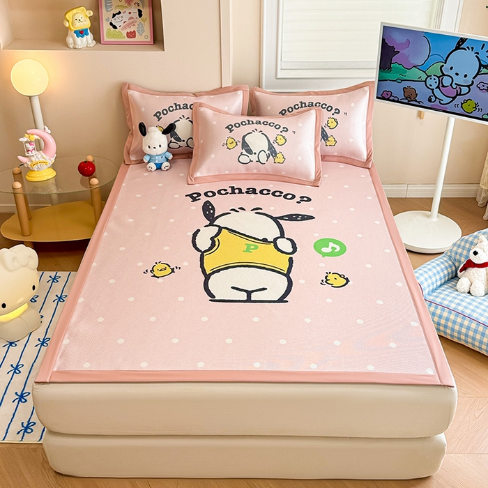 91家纺网 家纺一手货源 找家纺 蓝邻 2025春夏新款正版三丽鸥600D冰藤大版数码印花凉席-场景一 萌萌帕恰狗