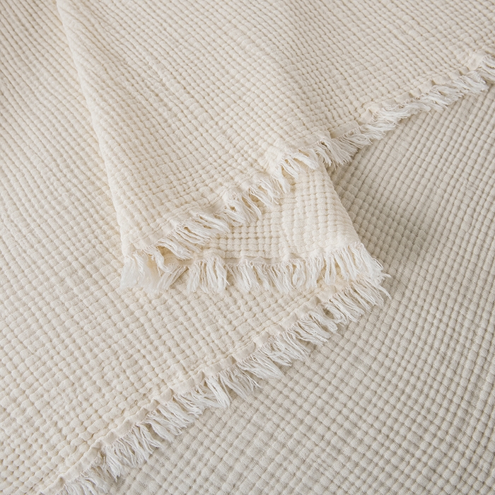 91家纺网 家纺一手货源 找家纺 皇寝世家家居 2025新款A类全棉针织四层纱苏流毯子沙发盖毯 午睡复古毛毯 静谧-奶白