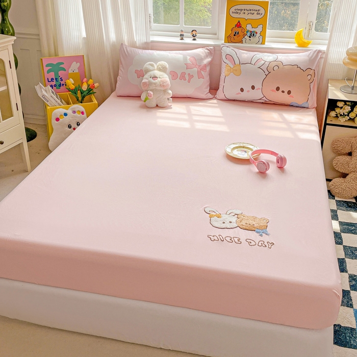 91家纺网 家纺一手货源 找家纺 海岛哥哥 2025春夏新款大版枕套毛巾绣床笠 大版兔兔的好朋友