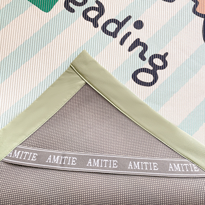 91家纺网 家纺一手货源 找家纺 蓝邻 2025春夏新款正版三丽鸥600D冰藤大版数码印花凉席-场景二 三眼蛙