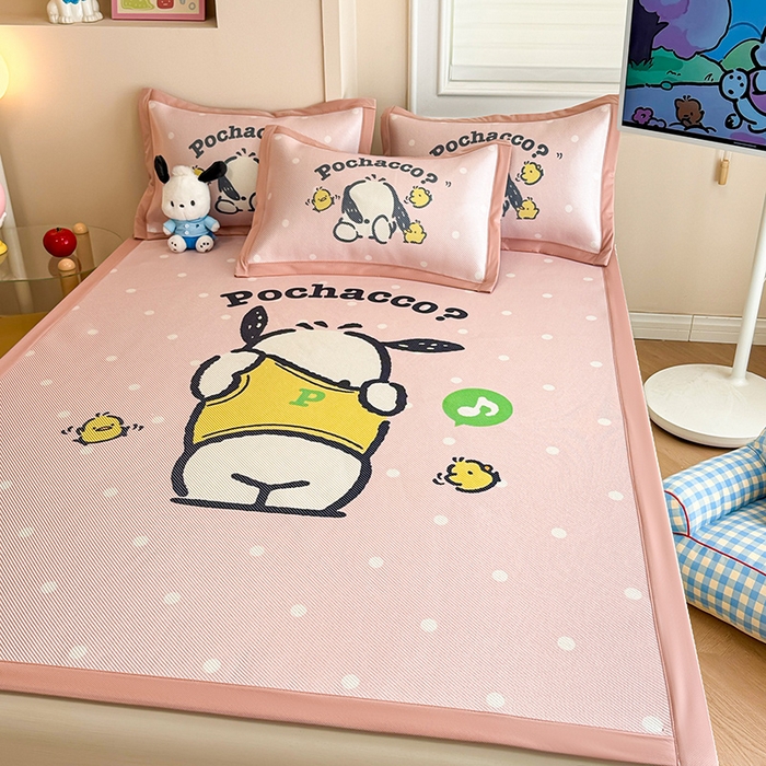 91家纺网 家纺一手货源 找家纺 蓝邻 2025春夏新款正版三丽鸥600D冰藤大版数码印花凉席-场景一 萌萌帕恰狗