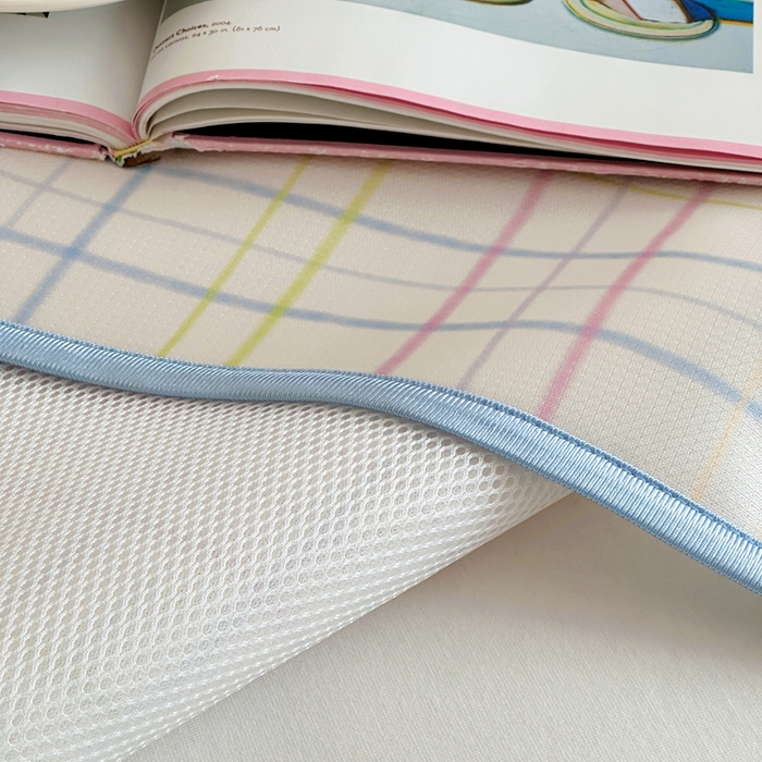 91家纺网 家纺一手货源 找家纺 如一2025A类ins大版数码卡通印花冰丝凉感席 领结猫-床笠