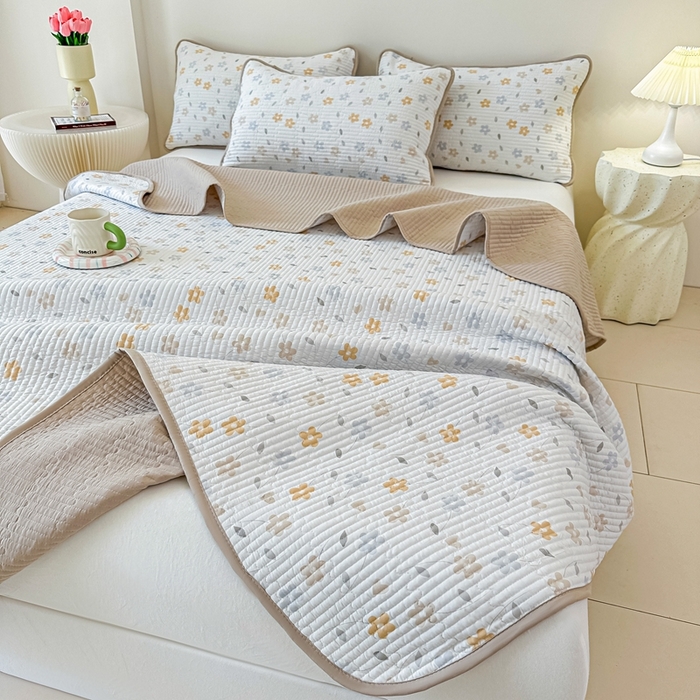 91家纺网 家纺一手货源 找家纺 橘夏家纺2025爆款棉感珍珠绸印花床盖三件套 朵朵花林--奶咖