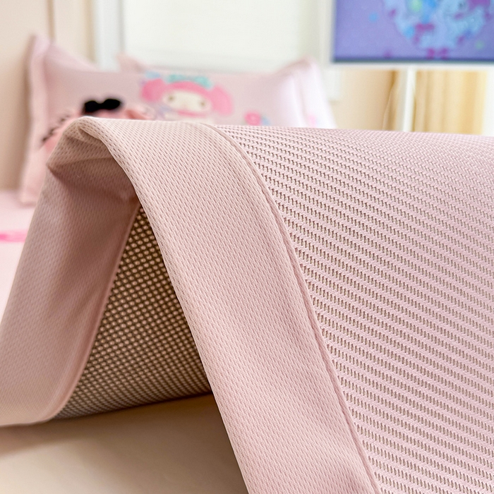 91家纺网 家纺一手货源 找家纺 蓝邻 2025春夏新款正版三丽鸥600D冰藤大版数码印花凉席-场景一 魔法美乐蒂