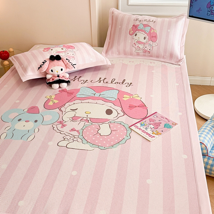 91家纺网 家纺一手货源 找家纺 蓝邻 2025春夏新款正版三丽鸥600D冰藤大版数码印花凉席-场景一 爱心美乐蒂