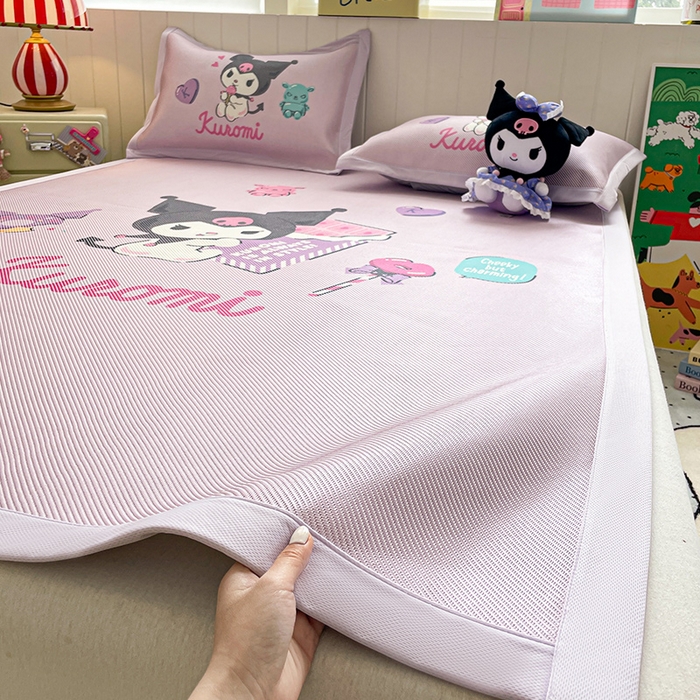 91家纺网 家纺一手货源 找家纺 蓝邻 2025春夏新款正版三丽鸥600D冰藤大版数码印花凉席-场景二 糖果库洛米