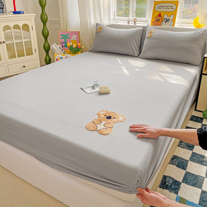 91家纺网 家纺一手货源 找家纺 海岛哥哥 2025春夏新款卡通毛巾绣床笠 佛系考拉