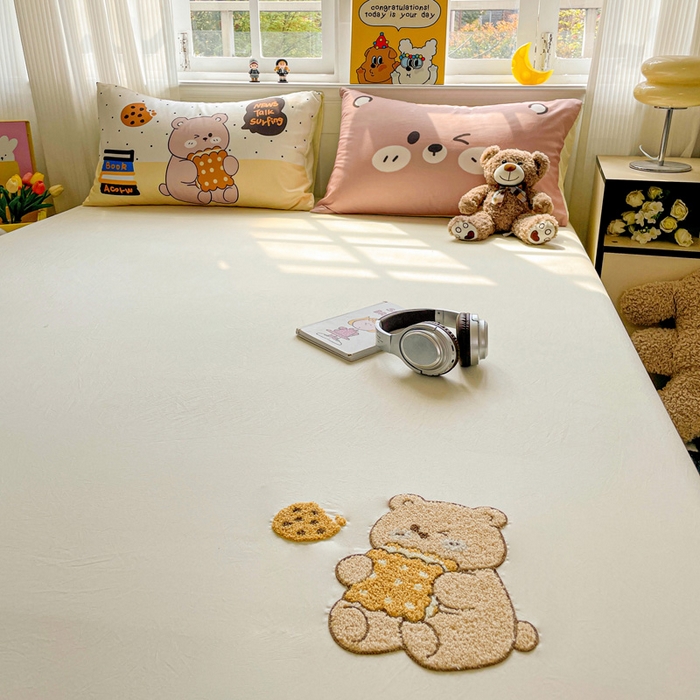 91家纺网 家纺一手货源 找家纺 海岛哥哥 2025春夏新款大版枕套毛巾绣床笠 大版小熊饼干