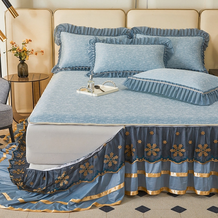 91家纺网 家纺一手货源 找家纺 情恒家纺   2025新款提花PE海洋丝可脱卸床裙席三件套 迷雾森林 雾蓝