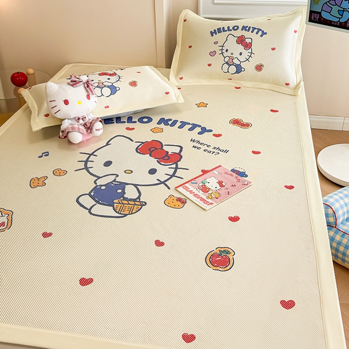 91家纺网 家纺一手货源 找家纺 蓝邻 2025春夏新款正版三丽鸥600D冰藤大版数码印花凉席-场景一 hellokitty