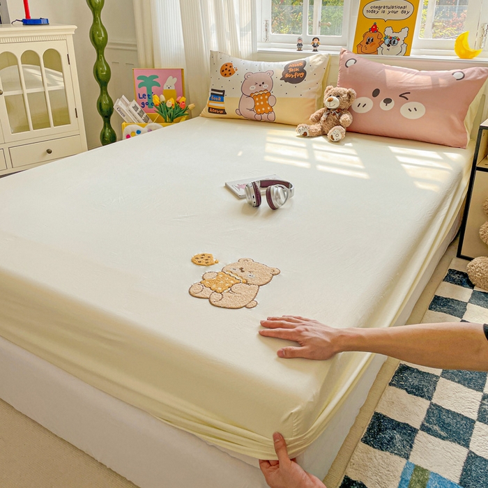 91家纺网 家纺一手货源 找家纺 海岛哥哥 2025春夏新款大版枕套毛巾绣床笠 大版小熊饼干