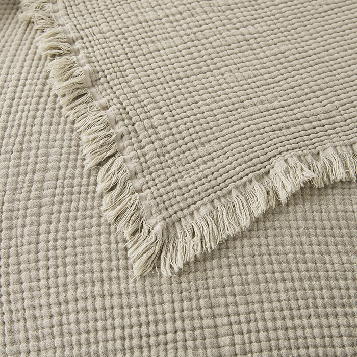 91家纺网 家纺一手货源 找家纺 皇寝世家家居 2025新款A类全棉针织四层纱苏流毯子沙发盖毯 午睡复古毛毯 静谧-梅染