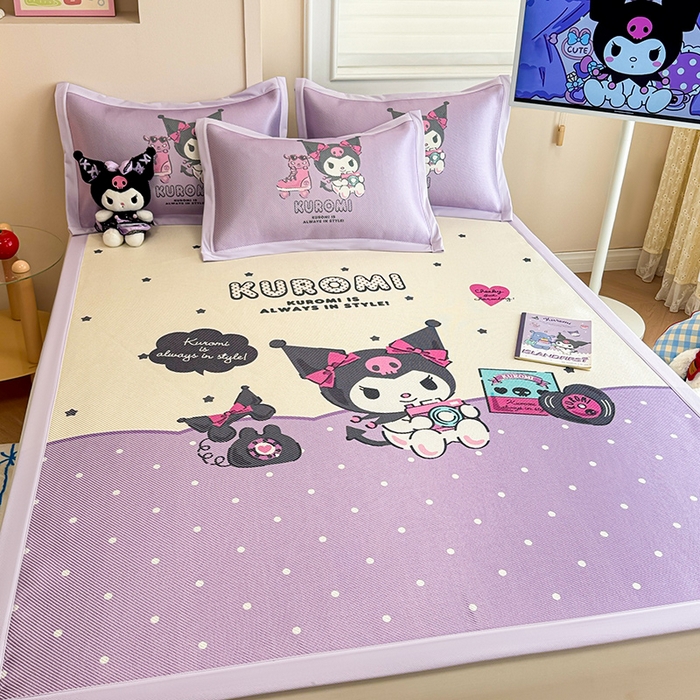 91家纺网 家纺一手货源 找家纺 蓝邻 2025春夏新款正版三丽鸥600D冰藤大版数码印花凉席-场景一 可爱库洛米