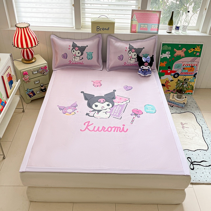 91家纺网 家纺一手货源 找家纺 蓝邻 2025春夏新款正版三丽鸥600D冰藤大版数码印花凉席-场景二 糖果库洛米