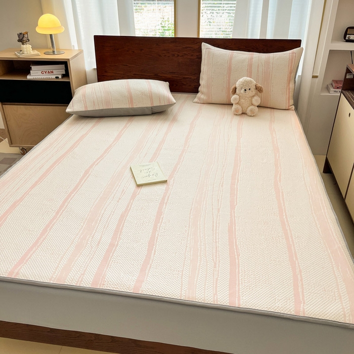 91家纺网 家纺一手货源 找家纺 雅居纺家纺 2025新款A类加厚三明治底简约提花凉感席系列-床笠款 线条-粉