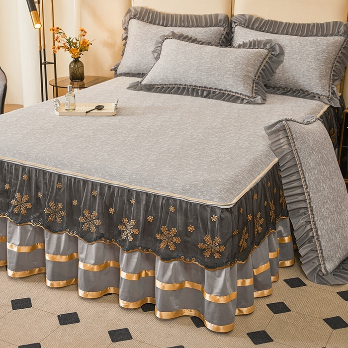 91家纺网 家纺一手货源 找家纺 情恒家纺   2025新款提花PE海洋丝可脱卸床裙席三件套 迷雾森林 星灰