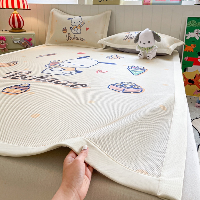 91家纺网 家纺一手货源 找家纺 蓝邻 2025春夏新款正版三丽鸥600D冰藤大版数码印花凉席-场景二 甜品帕恰狗