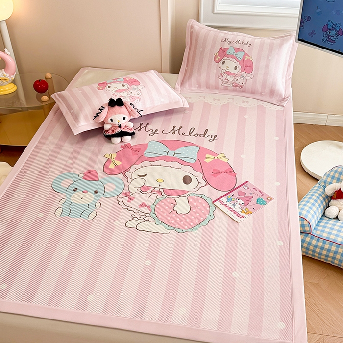 91家纺网 家纺一手货源 找家纺 蓝邻 2025春夏新款正版三丽鸥600D冰藤大版数码印花凉席-场景一 爱心美乐蒂