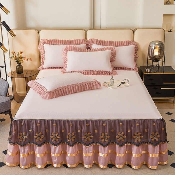 91家纺网 家纺一手货源 找家纺 情恒家纺   2025新款提花PE海洋丝可脱卸床裙席三件套 阡陌 淡粉