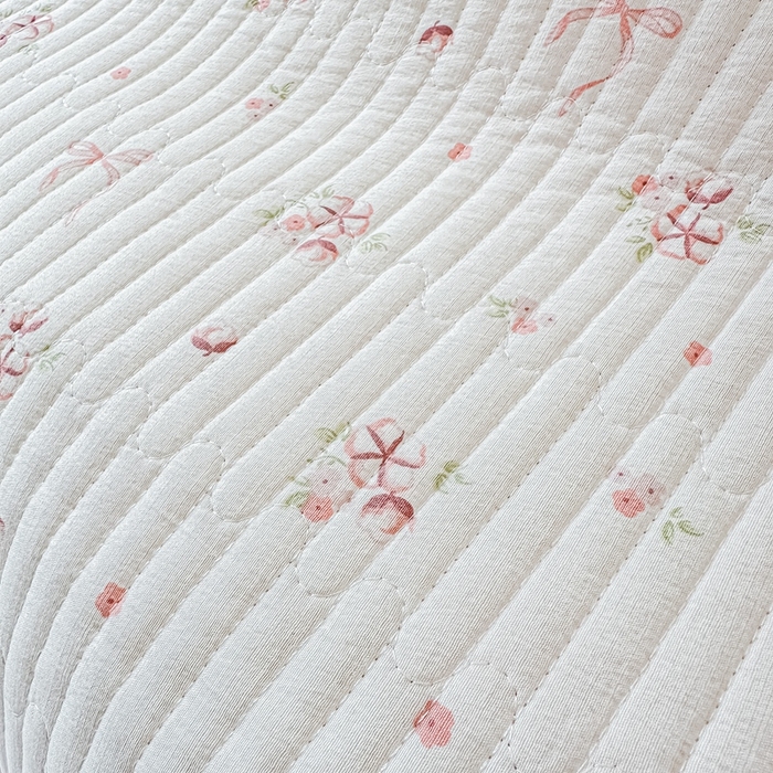 91家纺网 家纺一手货源 找家纺 橘夏家纺2025爆款棉感珍珠绸印花床盖三件套 木棉蝶花--粉玉