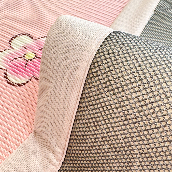 91家纺网 家纺一手货源 找家纺 蓝邻 2025春夏新款正版三丽鸥600D冰藤大版数码印花凉席-场景一 梦幻kitty猫