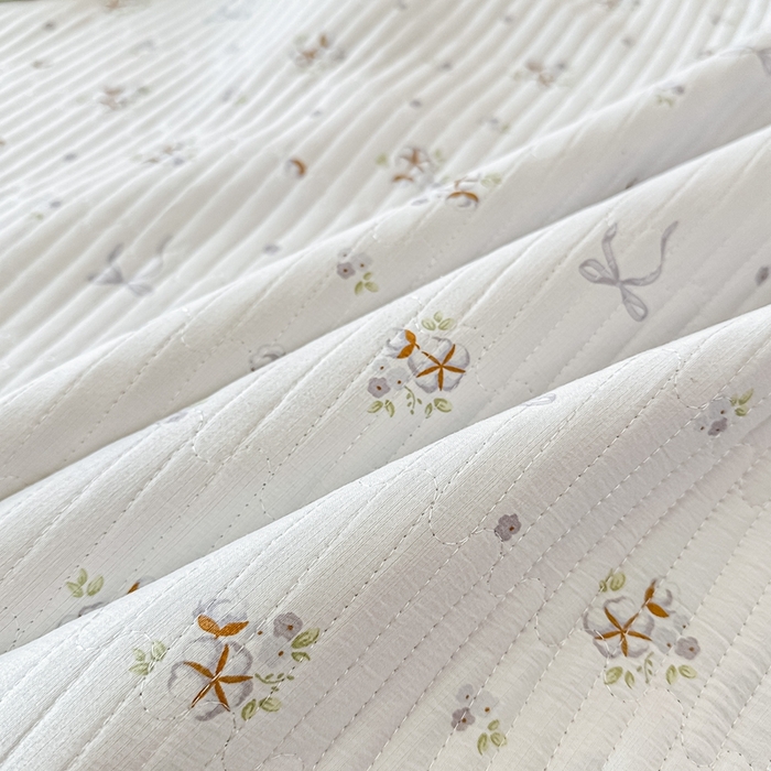 91家纺网 家纺一手货源 找家纺 橘夏家纺2025爆款棉感珍珠绸印花床盖三件套 木棉蝶花--雅韵灰