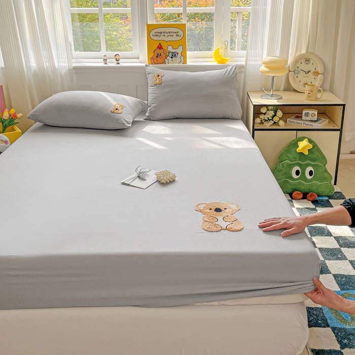 91家纺网 家纺一手货源 找家纺 海岛哥哥 2025春夏新款卡通毛巾绣床笠 佛系考拉