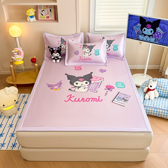 91家纺网 家纺一手货源 找家纺 蓝邻 2025春夏新款正版三丽鸥600D冰藤大版数码印花凉席-场景一 糖果库洛米