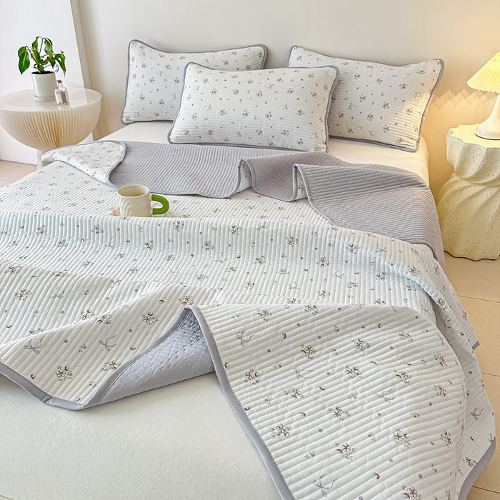 91家纺网 家纺一手货源 找家纺 橘夏家纺2025爆款棉感珍珠绸印花床盖三件套 木棉蝶花--雅韵灰