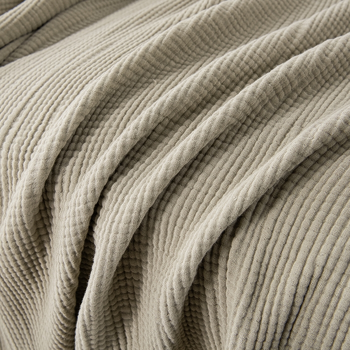 91家纺网 家纺一手货源 找家纺 皇寝世家家居 2025新款A类全棉针织四层纱苏流毯子沙发盖毯 午睡复古毛毯 静谧-梅染