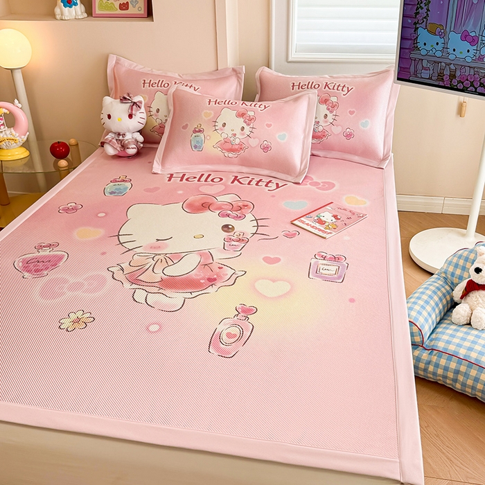 91家纺网 家纺一手货源 找家纺 蓝邻 2025春夏新款正版三丽鸥600D冰藤大版数码印花凉席-场景一 梦幻kitty猫