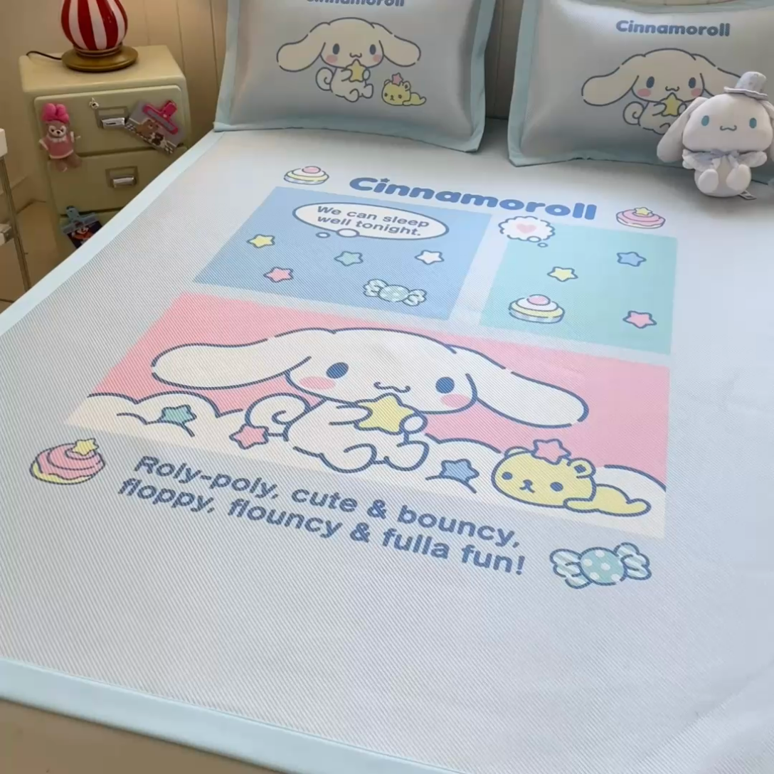 91家纺网 家纺一手货源 找家纺 蓝邻 2025春夏新款正版三丽鸥600D冰藤大版数码印花凉席-场景一 淘气大耳狗