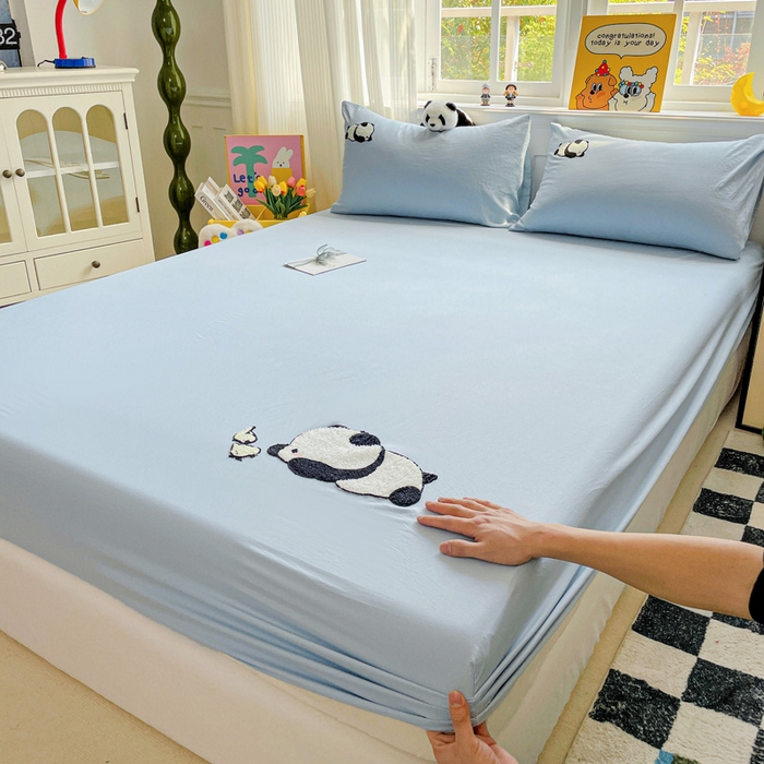 91家纺网 家纺一手货源 找家纺 海岛哥哥 2025春夏新款卡通毛巾绣床笠 顽皮熊猫-蓝