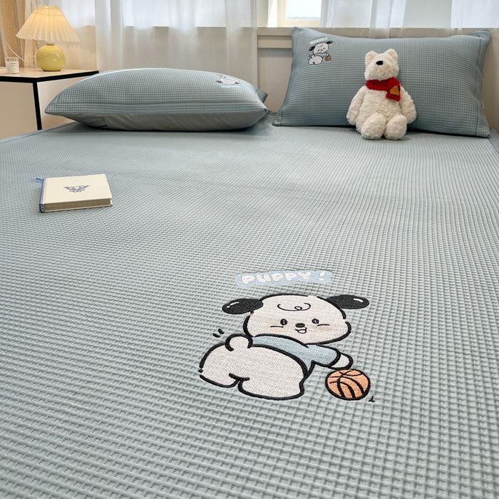 91家纺网 家纺一手货源 找家纺 雅居纺家纺 2025新款A类加厚三明治底华夫格绣花凉感席 床席款-乐趣小狗